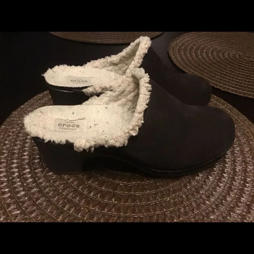 Women's Crocs Sarah Mules Clogs Sz W7 Brown Suede - Picture 3 of 7